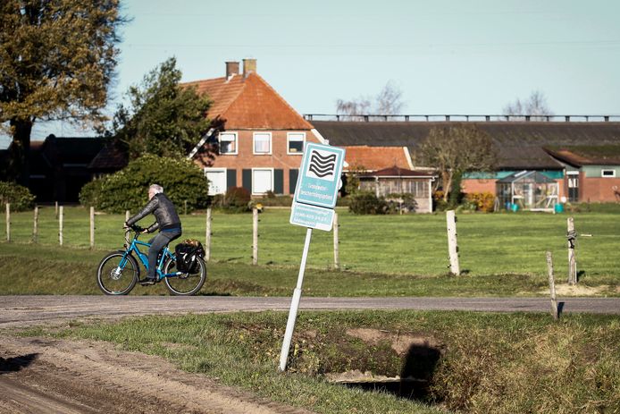Het Wierdense Veld is beschermd natuur- en waterwingebied, en moet dat van de provincie blijven. Daar dreigen de veertien boeren uit de omgeving de dupe van te worden.