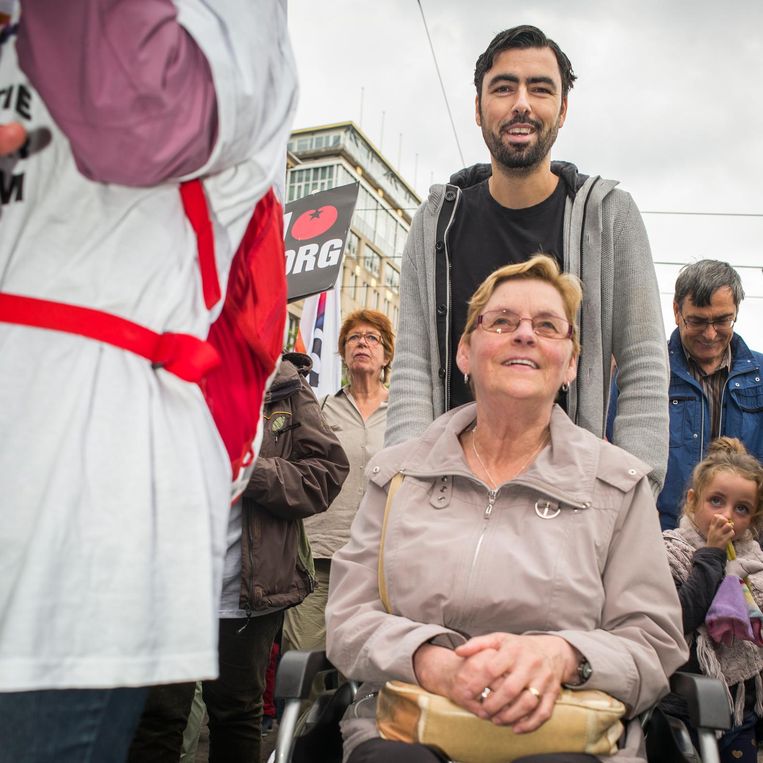 Ron Meyer loopt met zijn moeder mee tijdens de demonstratie 'Red de zorg' in 2015. Beeld Jiri Buller / de Volkskrant
