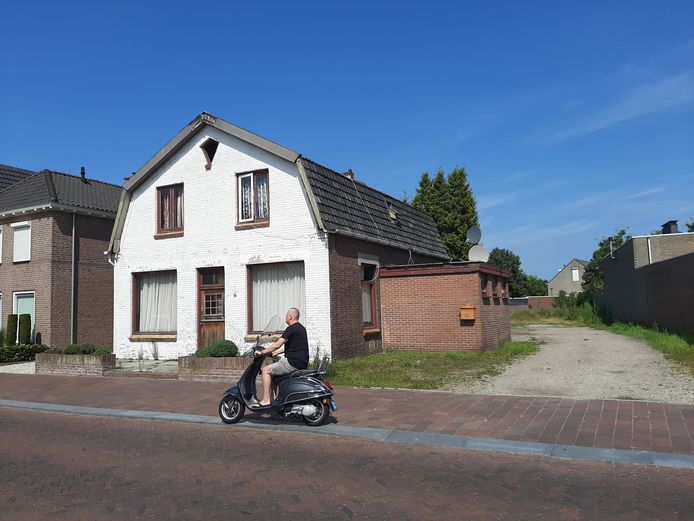In Heesch wordt weer gebouwd.  Op de plek van het voormalige café Aurora aan 't Dorp komen zes appartementen. En op het terrein erachter ook nog een twee-onder-een-kap woning.