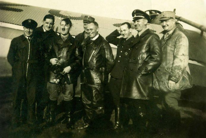 Piloot Hans Baur (midden in vliegenierspak), met links van hem Adolf Hitler. Deze foto dateert uit 1932.