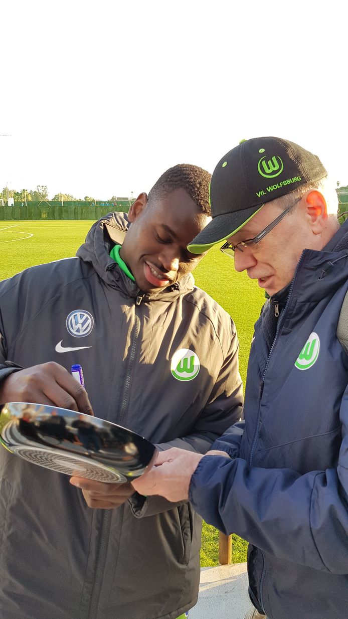 Landry Dimata deelt handtekening uit aan de fans van Wolfsburg.