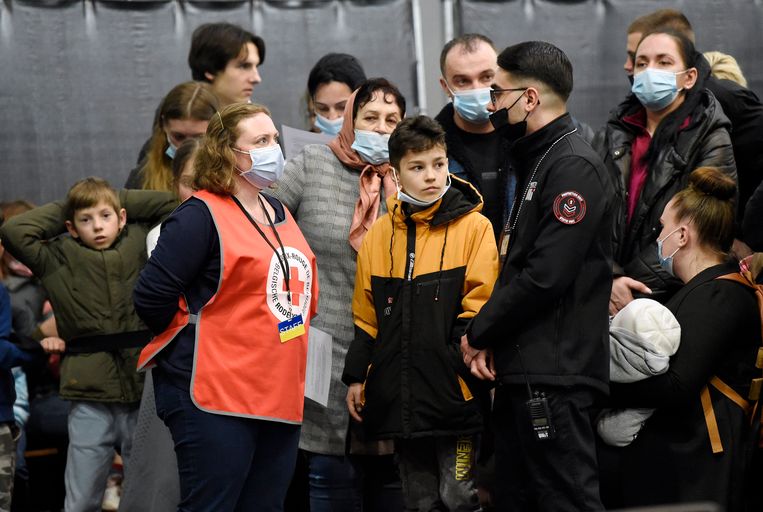 Jonge Oekraïense vluchtelingen bij de opvang aan de Brusselse expo. Beeld Photo News