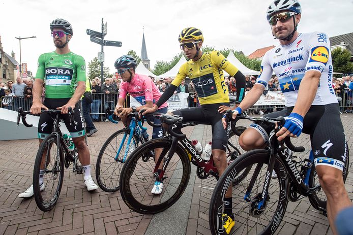 Richard Carapaz in zijn roze trui aan de start in Etten-Leur tussen vlnr Peter Sagan, Egan Bernal en Elia Viviani. Zonder dat zijn ploeg Movistar het wist, aldus El Periodico.