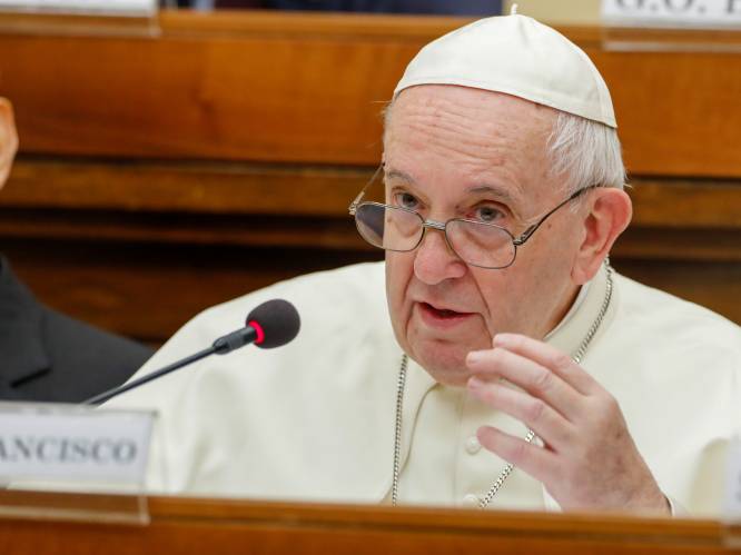 Versoepeld celibaat komt er niet: paus drukt hoop van bisschoppen de kop in