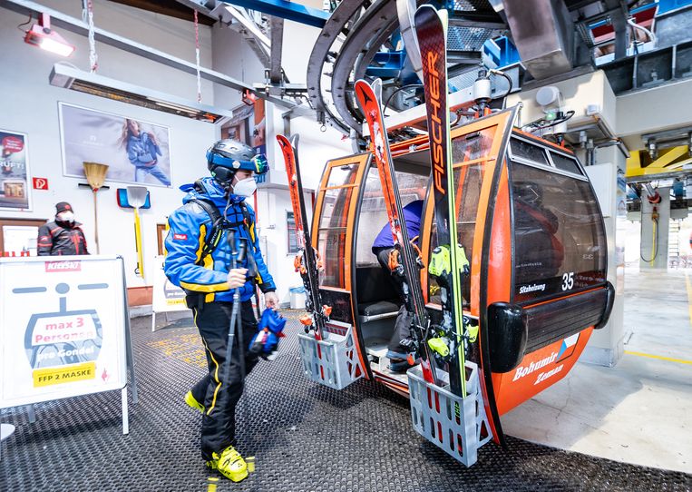 Skiërs in Kitzbühl, Oostenrijk, december vorig jaar. Vanaf januari 2022 wil het land Janssen-gevaccineerden zonder extra prik niet meer toelaten. Beeld ANP / AFP