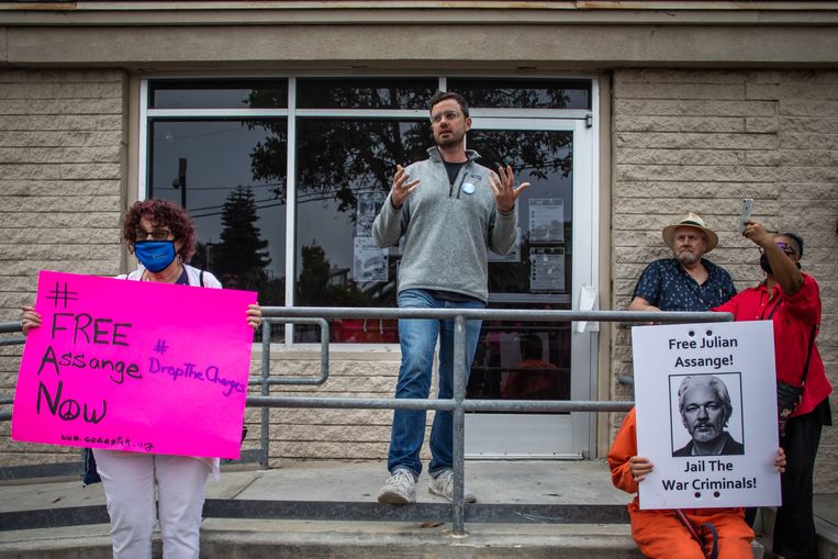 Julian Assanges broer Gabriel Shipton spreekt op een 'Free Julian Assange'-bijeenkomst in Venice, Californië. Beeld AFP