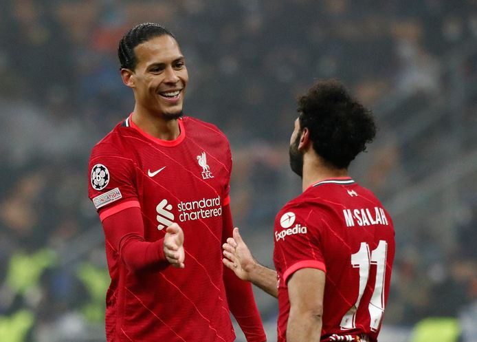 Virgil van Dijk (l) feliciteert Mo Salah.