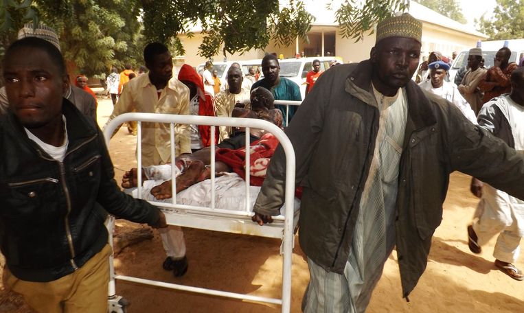 Een gewonde van de aanslag zondag op een markt in Potiskum wordt naar een ziekenhuis gereden. Twee meisjes bliezen zich op: 4 doden, 46 gewonden. Zaterdag blies een meisje zich op in Maiduguri: 19 doden. Beeld afp