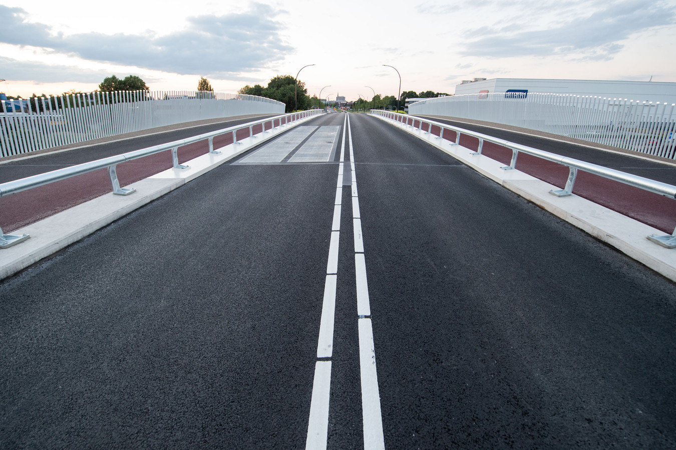 De Boekelosebrug over het Twentekanaal met in het wegdek de zonnepanelen die loslaten. Bovendien leveren ze lang niet zoveel op als was berekend.
