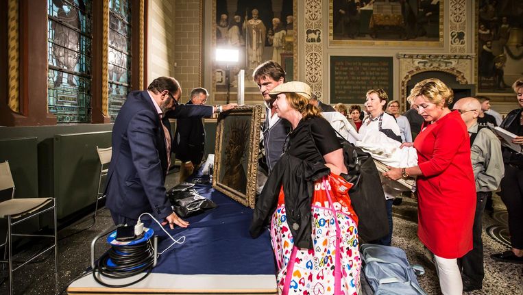 Bezoekers komen de Eregalerij binnen met hun kunst en kitsch. Beeld Eva Plevier
