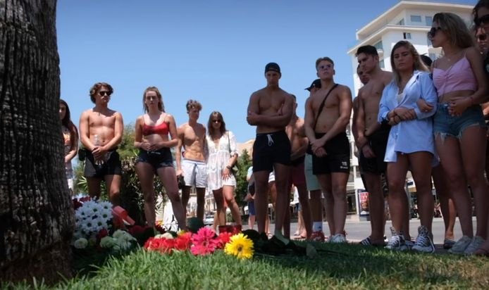 Jongeren leggen bloemen op Mallorca voor de overleden Carlo op de plek waar hij werd aangevallen.