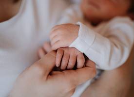 Lenneke (47) wist tot de bevalling niet dat ze zwanger was: “Onze dochter moest afkicken van mijn medicatie”