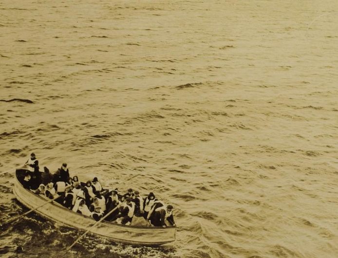 Een reddingssloep met overlevenden van de ramp net voor ze aan boord worden gebracht van de Carpathia.