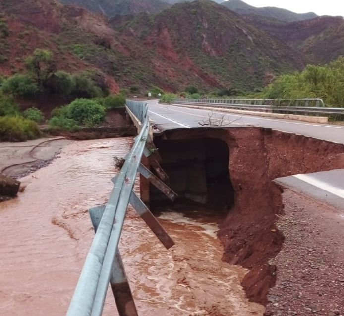 Aardverschuivingen en overstromingen zorgden voor chaos langs Route 68 in Argentinië.