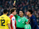Serdar  Gözübüyük geeft geel aan Mats Wieffer en Edson Alvarez.