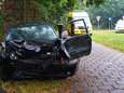 Auto vliegt uit de bocht in Tilburg en komt tegen boom tot stilstand