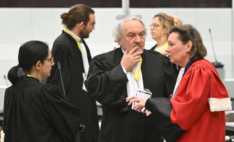 Advocate van Salah Abdeslam Delphine Paci, advocaat van Hervé Bayingana Muhirwa Vincent Leurquin en openbaar aanklager Paule Somers, op het terreurproces. Beeld Photo News