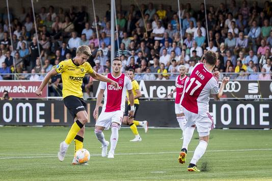 Samuelsen scoort, maar de goal wordt afgekeurd.