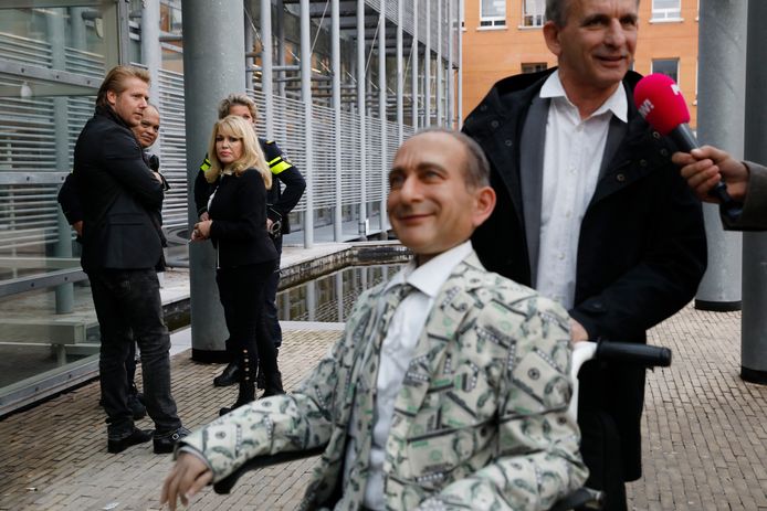Johan Vlemmix verscheen onlangs bij de rechtbank met een pop van zichzelf. Patricia Paay en haar man keken toe.