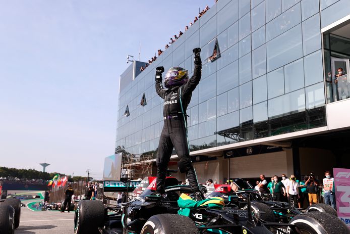 Lewis Hamilton viert zijn magistrale overwinning in São Paulo.