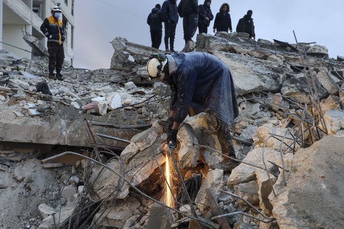 Witte Helmen zoeken naar overlevenden in het puin van een gebouw in de stad Zardana in de provincie Idlib.