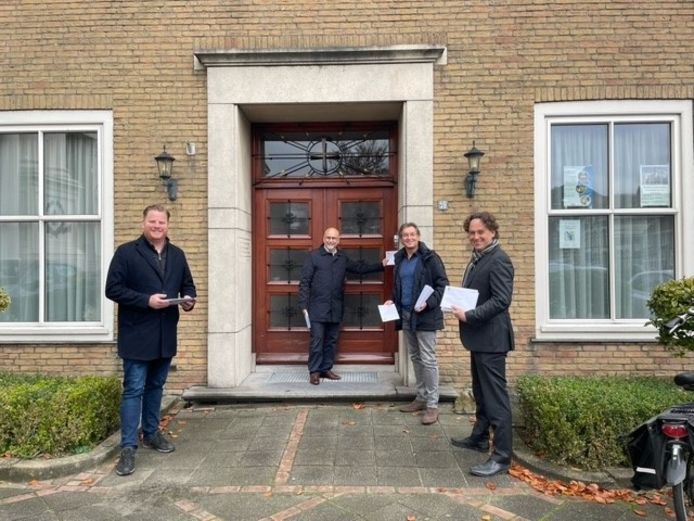 Vlnr wethouders Thomas Melisse, Jan Mollen en Hans Wierikx en burgemeester Bernd Roks bij de pastorie van Oudenbosch. Dit pand gaat gesloopt worden, zodat een groot, groen basiliekplein ontstaat.