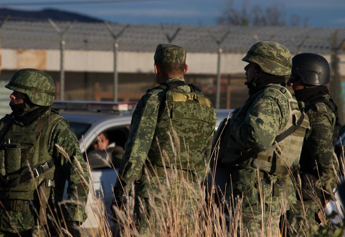 Leden van de Mexicaanse nationale garde houden de wacht bij de gevangenis van Cieneguillas.