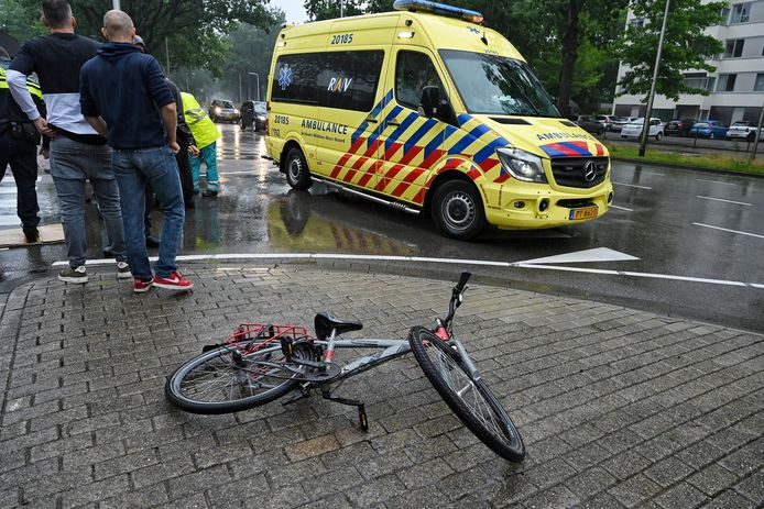 Kind gewond bij botsing met auto op Lage Witsiebaan in Tilburg.