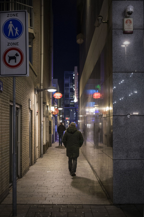 In de Herbergsteeg in Almere werden de twee vriendinnen vastgegrepen en aangerand.