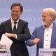 Even lachen: Mark Rutte schudt hand na persconferentie waarin handen schudden wordt afgeraden