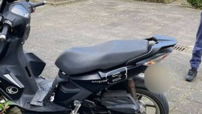 Geen helm, geen rijbewijs en stopteken genegeerd: duo op scooter maakt het wel héél bont