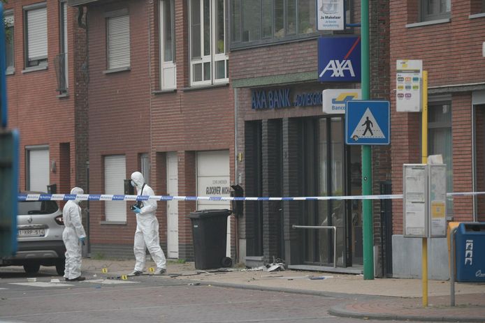Het bankkantoor van AXA in de Kapelstraat in Essen was het doelwit van de criminelen.