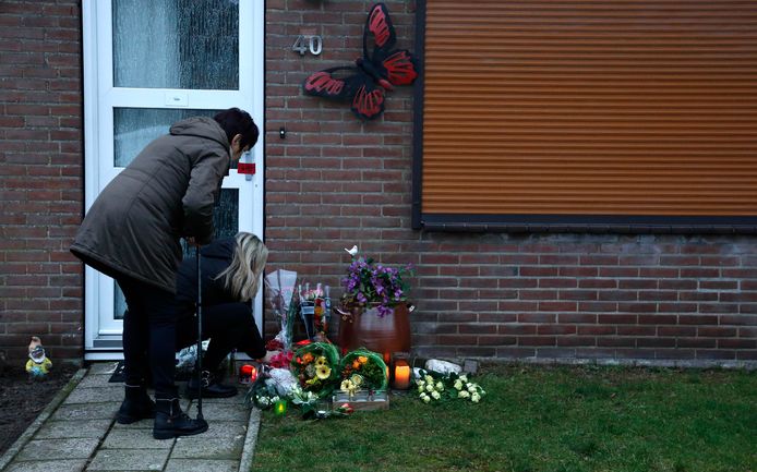 Bloemen bij woning in De Ruyterlaan.