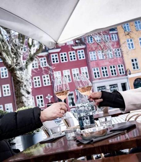 Le Danemark tente à nouveau le retour “à la vie d'avant”, malgré des records de contaminations