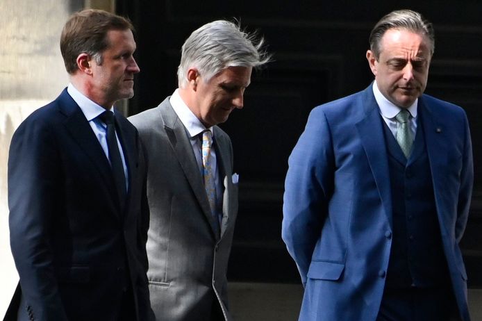 Bart De Wever en Paul Magnette bij hun ontvangst op het paleis door de koning.