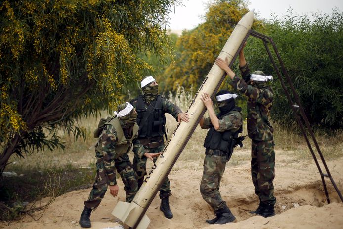 Palestijnse militanten laten een zelfgemaakte raket zien aan de media in mei 2016. Archieffoto.