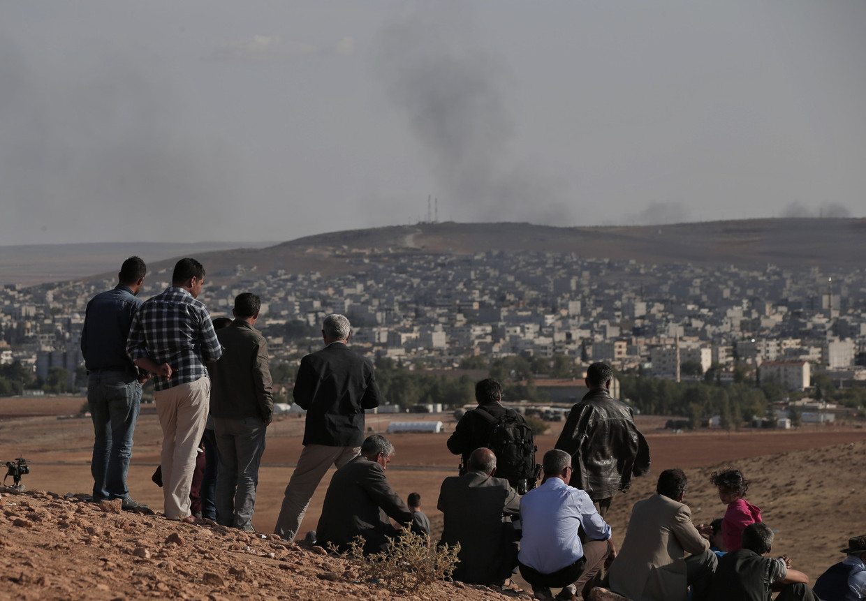 Op een heuvel bij de Turks-Syrische grens zijn de gevechten in Kobani te zien. Beeld ap