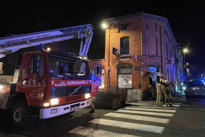 De brand situeerde zich in het gebouw naast café The Joker in Zottegem.