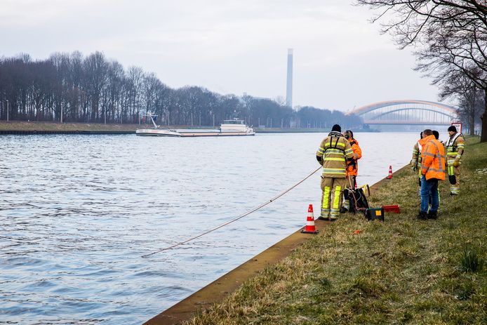 De brandweer heeft vanochtend in het Amsterdam-Rijnkanaal een te water geraakte auto gevonden.
