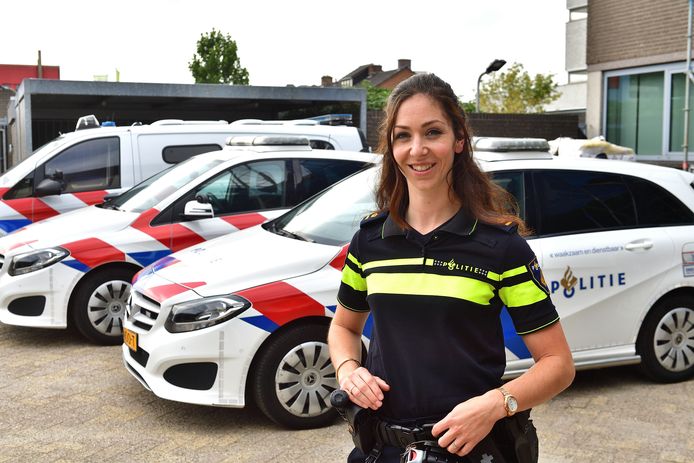 Het politiebureau aan het Stationsplein in Etten-Leur is weer open voor het publiek.  Teamchef Dimphy Zonneveldt: ,,In die open ruimten hebben onze mensen onderling meer contact."