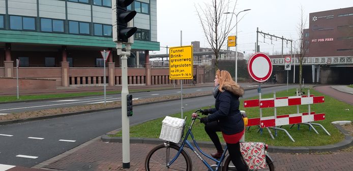 Flink wat borden rond het Churchillplein kondigen de nieuwe afsluiting van de Brinkgreverwegtunnel aan.