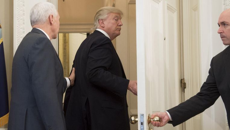President Trump verlaat de zaal na te hebben aangekondigd dat hij twee 