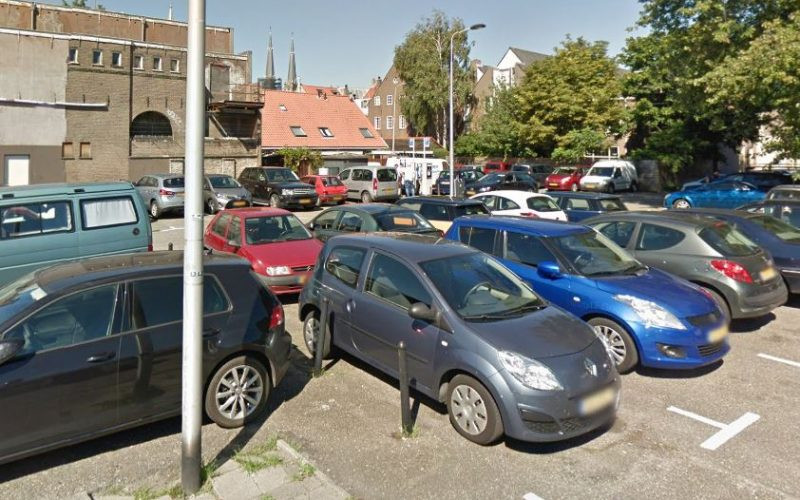 Einde aan overlast van drugskoeriers op Gasthuisplaats? Parkeerplaatsje gaat op de schop Foto