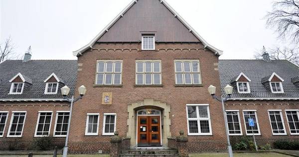 André Vennegoor nieuwe huurder oude gemeentehuis Weerselo | Dinkelland - Tubantia