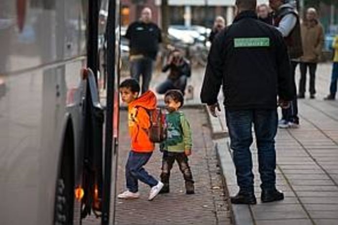 In  november 2015 kwamen drie bussen met in totaal 131 asielzoekers naar Kampen voor opvang in sporthal De Reeve.