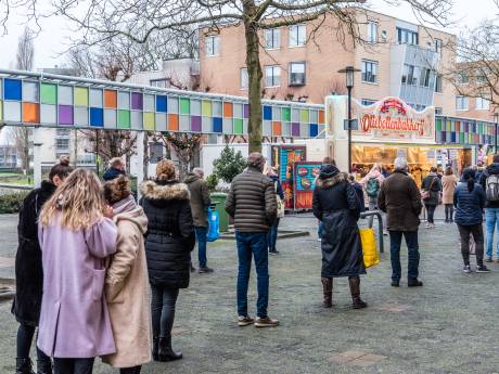 Lange rijen voor oliebollenkramen in stad en regio: ‘Het loopt lekker door’