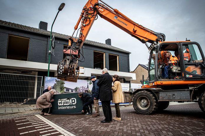 Op de plaats van Van de Plas interieurs in Leende verrijst een nieuw exclusief appartementencomplex. Diverse kopers wonen het symbolische verwijderen van het winkelreclamebord bij.
