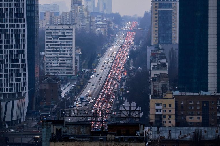 I residenti di Kiev si precipitano fuori dalla capitale ucraina mentre la Russia invade il paese.  Immagine Getty Images