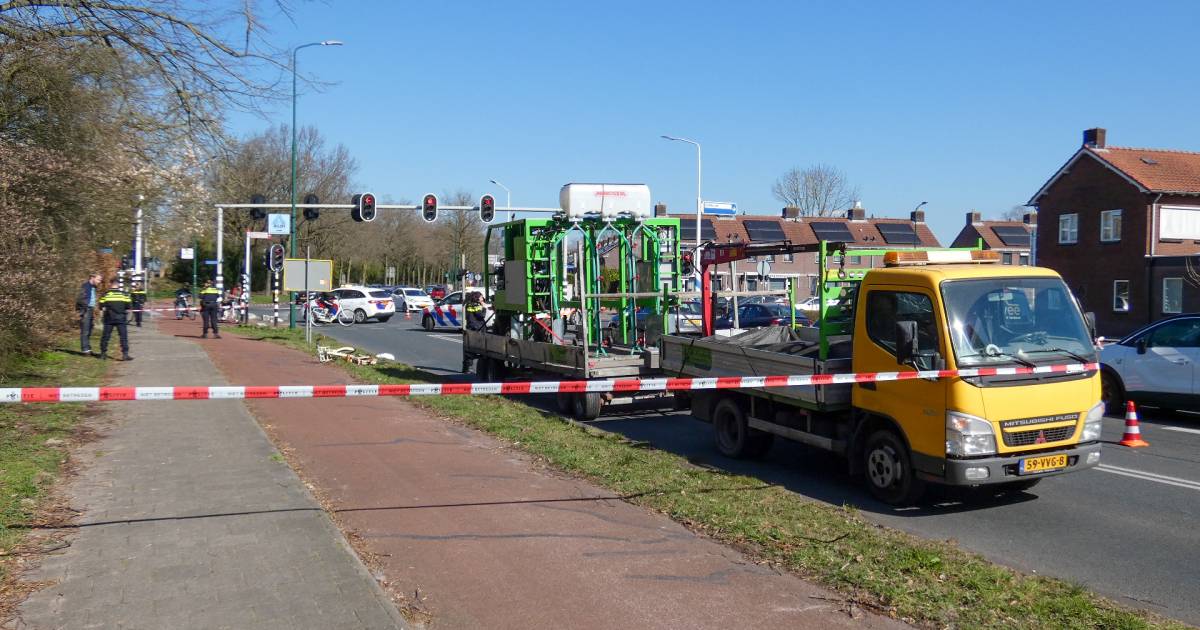 Fietser ernstig gewond door botsing met vrachtwagentje: traumahelikopter opgeroepen.