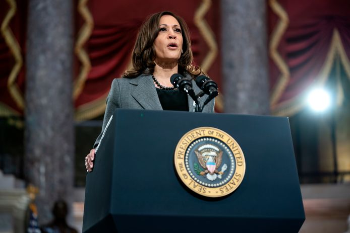 De Amerikaanse vicepresident Kamala Harris donderdag tijdens een toespraak in het Capitool in Washington om de aanval van een jaar geleden te herdenken.